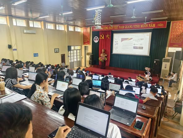 Giảng dạy ứng dụng AI cho hơn 200 thầy cô của Trường Đại học Hoa Lư Ninh Bình